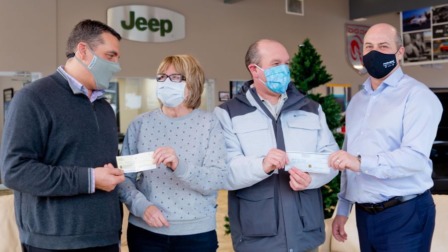 <who>Photo Credit: NowMedia/Gord Goble</who> Accepting cheque from big donor Parker's Chrysler