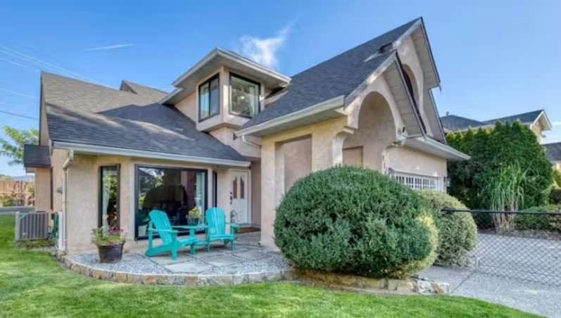 <who>Photo credit: Realtor</who>This 2,200-square-foot, four-bedroom, three-bathroom home on Windermere Court is listed for sale for $1,025,000, which is just a little more than the $1,009,000 benchmark selling prices of a typical single-family home in Kelowna in April.